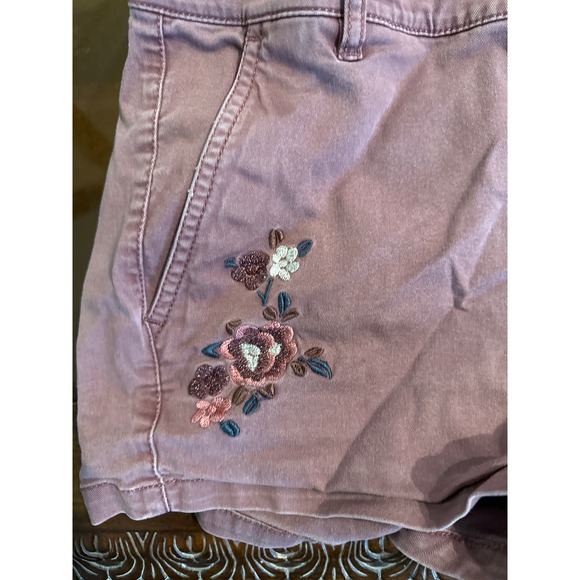 Women’s Express Embroidered Shorts. Size 6 - Picture 2 of 4